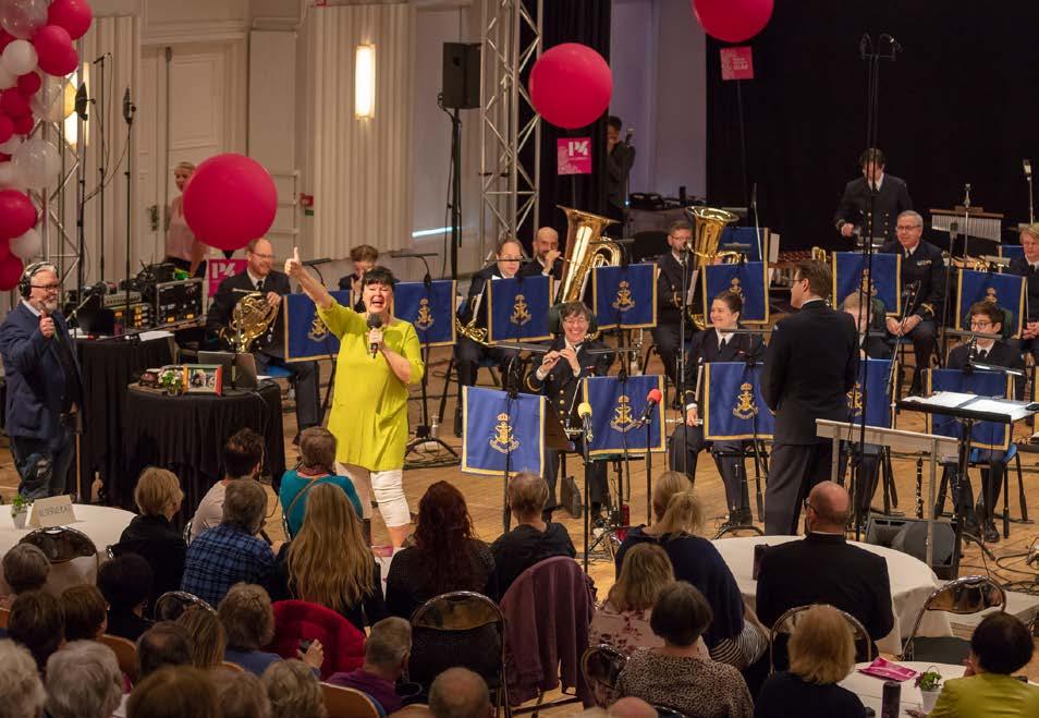 Marinens Musikkår spelade som aldrig förr och alla var lyriska över denna lyxiga sändning med levande musik. Många röster hördes om att såhär skulle det alltid vara.