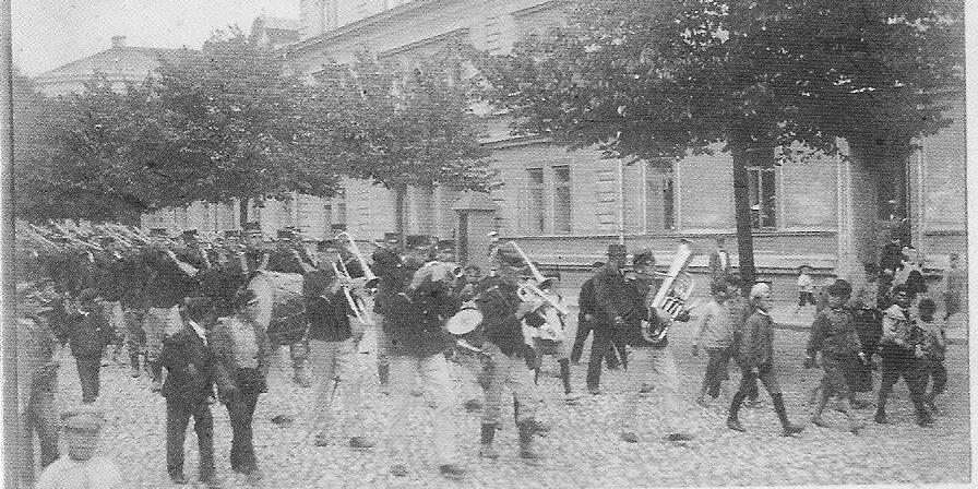 Enligt stat för 1893 skulle det finnas två hornblåsare per kompani, vilka skulle utgöra en liten musikkår.