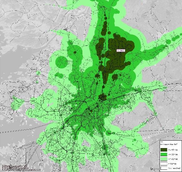 Figur 2-7 Kartbilderna illustrerar hur långt man når med kollektivtrafiken från Angered centrum år 2014 respektive med föreslaget kollektivtrafiknät för år 2035.