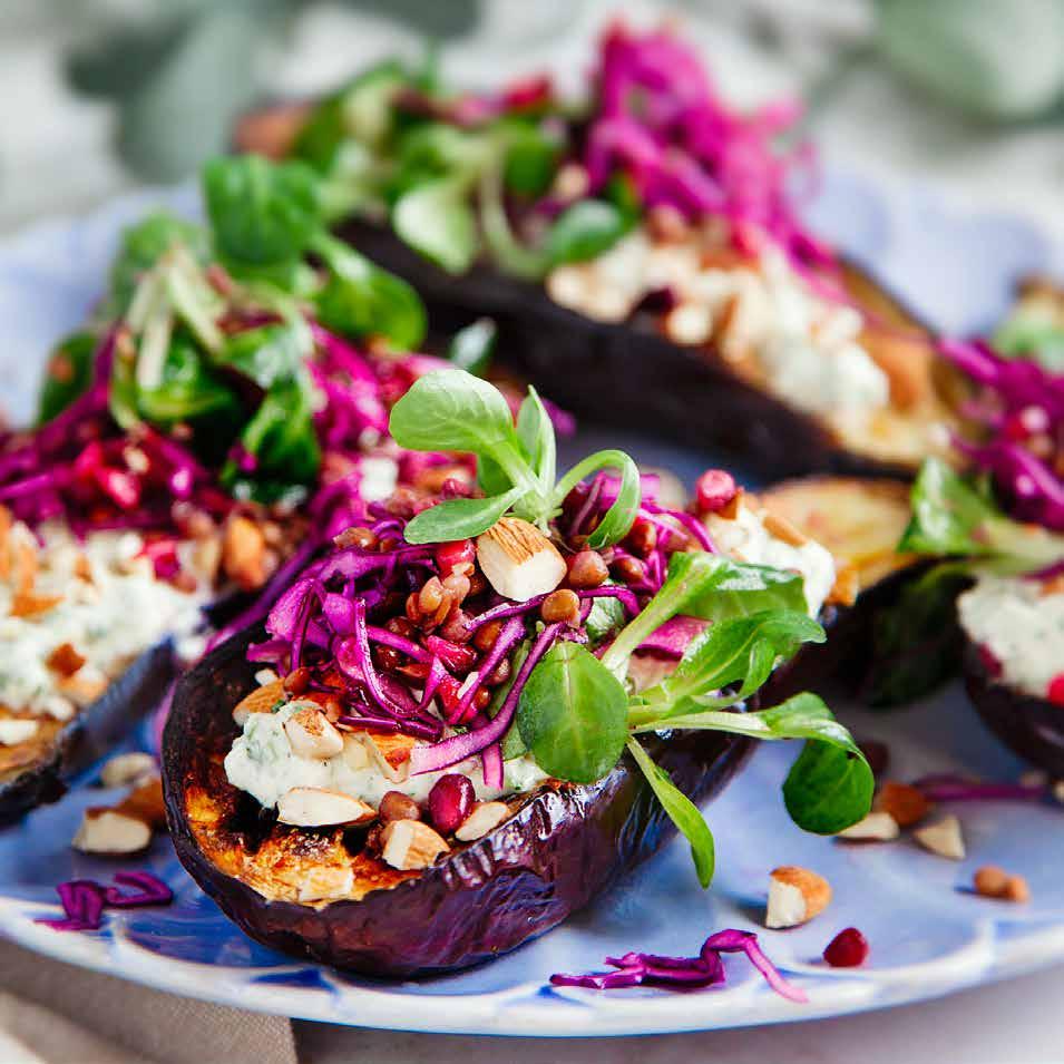 BAKAD AUBERGINE med fetaost och granatäpple Ca 45 min Aubergine 1 aubergine 1 vitlöksklyfta 1 msk olivolja* Fetaoströra 75 gram fetaost ¼ dl creme fraiche Skal från ¼ citron ½ tsk citronsaft ½ tsk