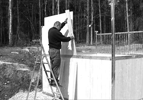 (14) Montage av övre sektionen - gavlar och bakvägg 14 Nu är det dags att plocka i plank i övre sektionen. (15) Börja med gavelsidan.