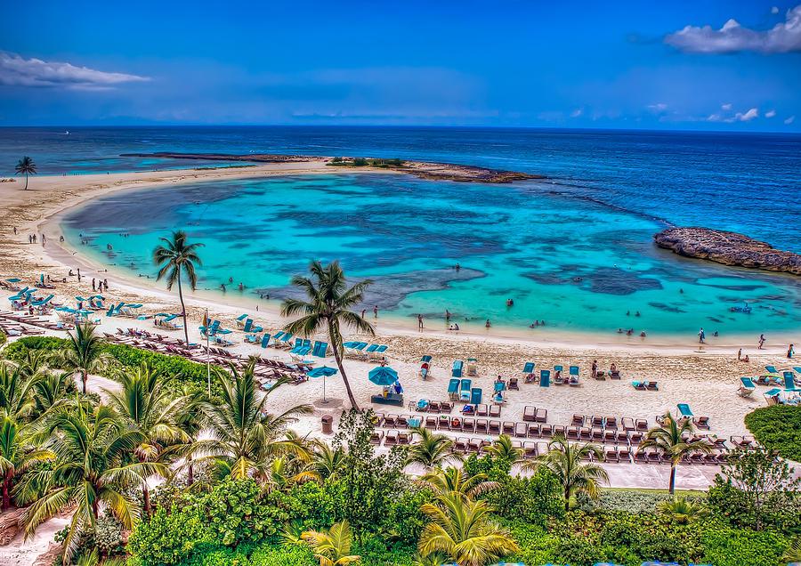 På Paradise Island hittar ni den kritvita stranden med kristallklart vatten, Cabbage Beach.