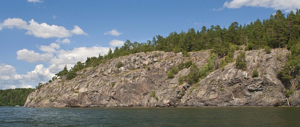 Kalmarnäslandet & Vattunöden Området Kalmarnäslandet är ett naturreservat med både skog, ängar och klippor med vacker utsikt över Mälaren.