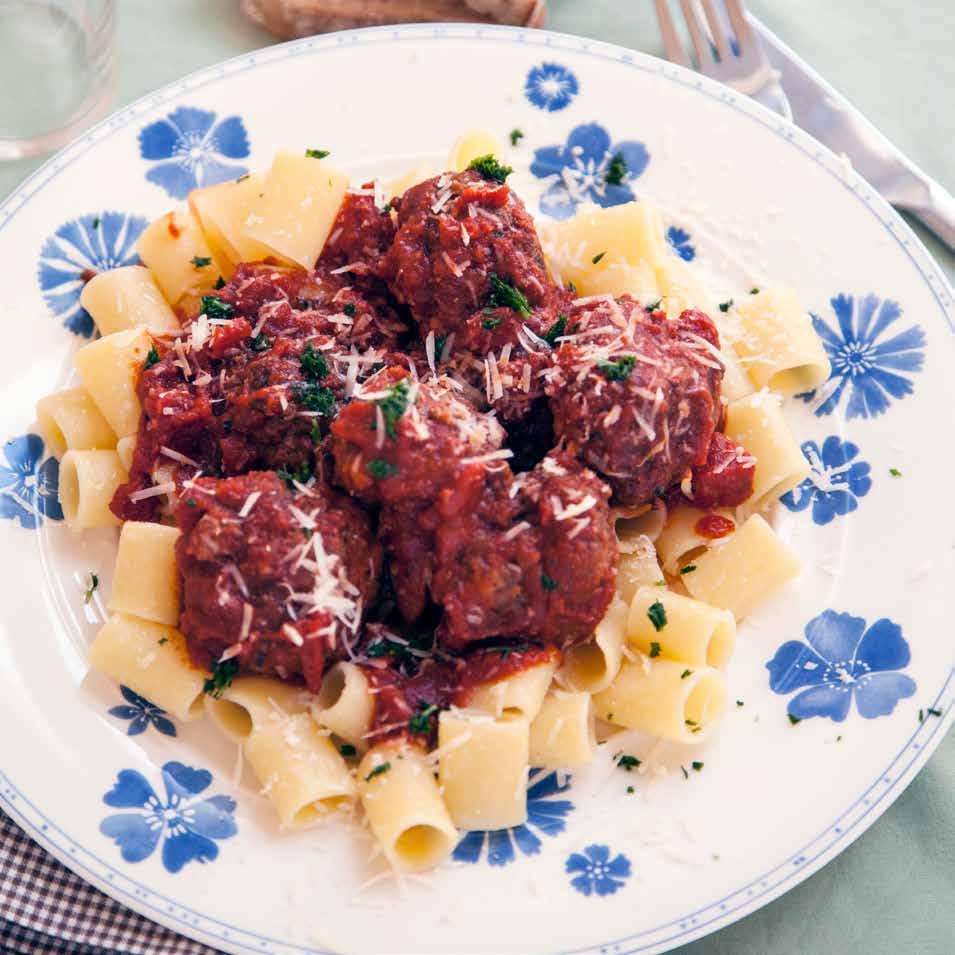 PAOLOS NAPOLITANSKA KÖTTBULLAR med pasta Ca 40 min Tomatsås vitlöksklyfta gul lök 3 msk olivolja* msk rödvinsvinäger* dl vatten* förp passerade tomater förp krossade tomater ½ tsk torkad basilika*