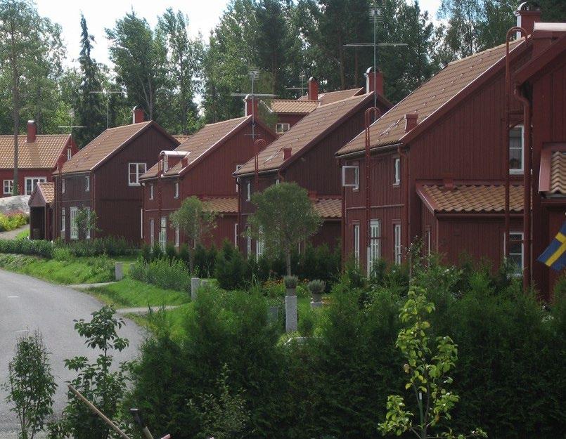 inplacerade i terrängen och följa elevhemmens relativt fria planstruktur.