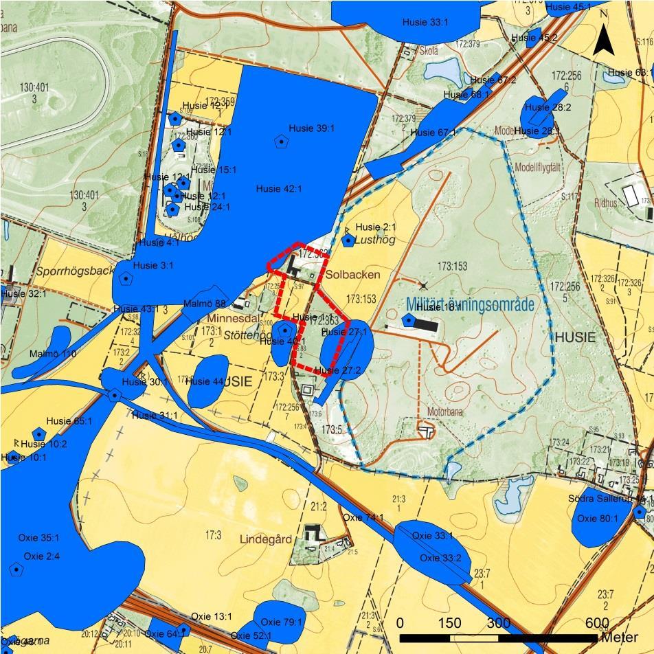 Figur 4. Registrerade fornlämningar i närområdet. Planområdet/utredningsområdet är markerat med röd streckad linje, fornlämningar är markerade med blått.