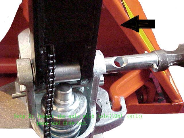 När du sätter fast handtaget, knäböj bakom gaffelvagnen för lättare åtkomst. Vänligen följ nedan instruktioner. 2.1Sätt in pumphandtaget i pumpkolven (303).