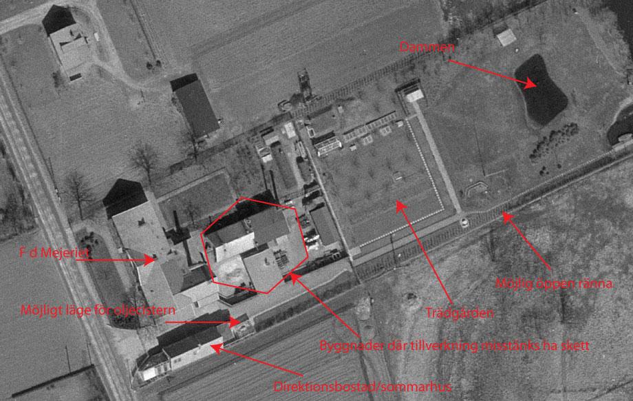 Figur 3 Flygfoto från 1956. Identifierade byggnader mm markeras med röda pilar. Mellanlager har förekommit på fastigheten.