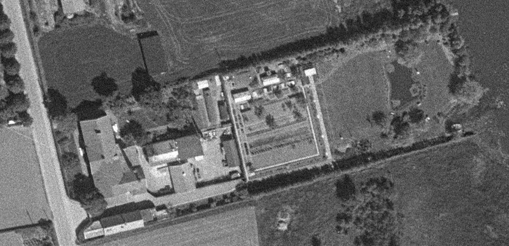 Figur 5 Flygfoto från 1961. Till vänster i bilden ses Ferrosans område. Öster om fabriken är trädgården med dammen belägen. Det ses som troligt att avloppet från Ferrosan gick orenat ut i Kävlingeån.
