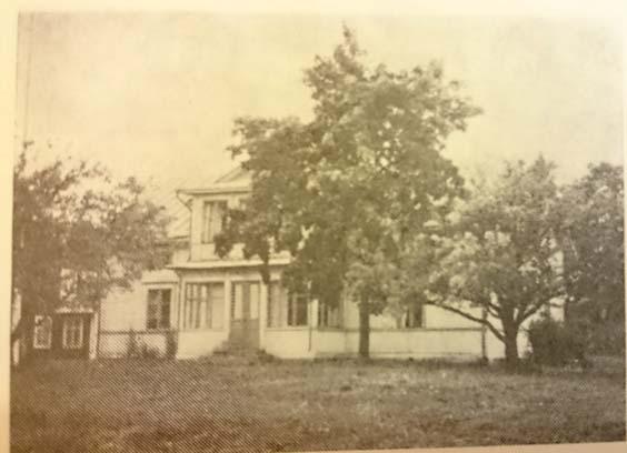 Flor 8 på den tid Per Persson och hans hustru Gudrun ägde det. Bilden troligen från 1950-talet. Huset renoverades 1950. Nuvarande ägare: Monica och Bengt Lindh. Pehr Pehrsson gården Flor 8.