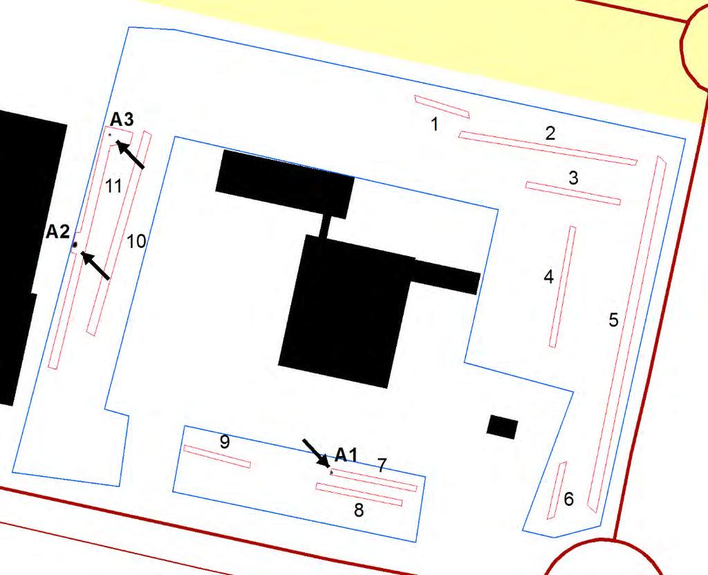 Figur 4. Utdrag ur Fastighetskartan med undersökningsområdet markerat med blått och schakten numrerade och markerade med rött. Anläggningar markerade med svart och förtydligande pilar. Skala: 1:2000.