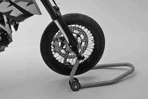 SERVICEARBETEN CHASSI 61 10.1Lyfta upp motorcykeln med lyftanordningen framtill Observera Risk för skador Det parkerade fordonet kan rulla bort eller ramla omkull.
