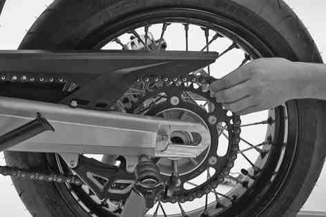 HJUL, DÄCK 90 12.3Demontera bakhjuletx Lyft upp motorcykeln med lyftanordningen baktill. ( s 62) Tryck bromsoket för hand mot bromsskivan så att bromskolven trycks tillbaka. Ta bort muttern.