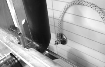 Sätt avloppsöret med hållare på plats före montering av WC-skål.