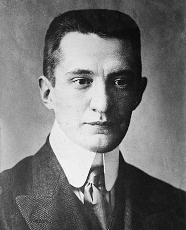 1 Alexander Kerenskij Både vänstern och högern förrådde den provisoriska regeringen Alexander Kerenskij, 1881-1969, var advokat.