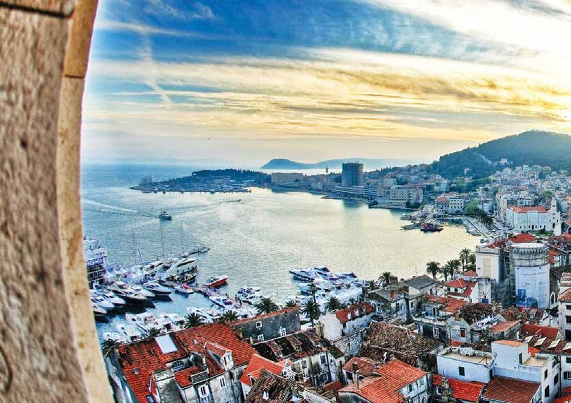 SPLIT STADSRUNDTUR Bussfärden tar dig till Split, den näst största staden i Kroatien, den centrala hamnen på denna sida av Adriatiska havet, den över 1700 år gamla staden som är med på UNESCO:s