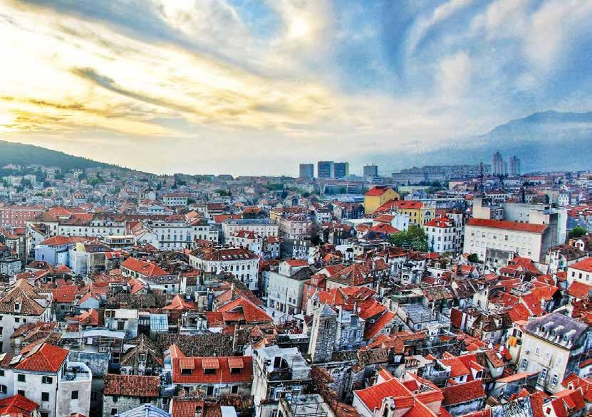 SPLIT STADSRUNDTUR Bussfärden tar dig till Split, den näst största staden i Kroatien, den centrala hamnen på denna sida av Adriatiska havet, den över 1700 år gamla staden som är med på UNESCO:s
