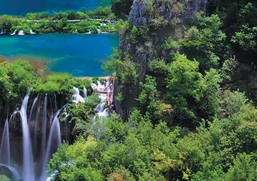 NATIONALPARKEN PLITVICE Det finns vatten, sjöar, vattenfall och skog på andra ställen också, men Plitvicesjöarna, är unika och måste helt enkelt ses!