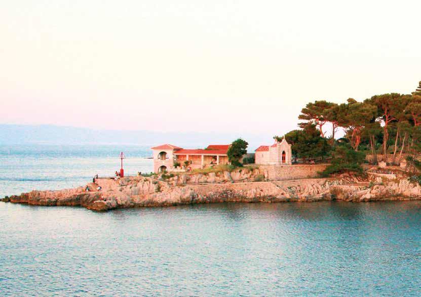 30 30 STADSRUNDTUR VELI LOSINJ Veli Losinj är belägen i en smal vik på sydöstra sidan av ön Losinj. Höga hus och åtskilliga villor med vackra gårdar dominerar dess utseende.