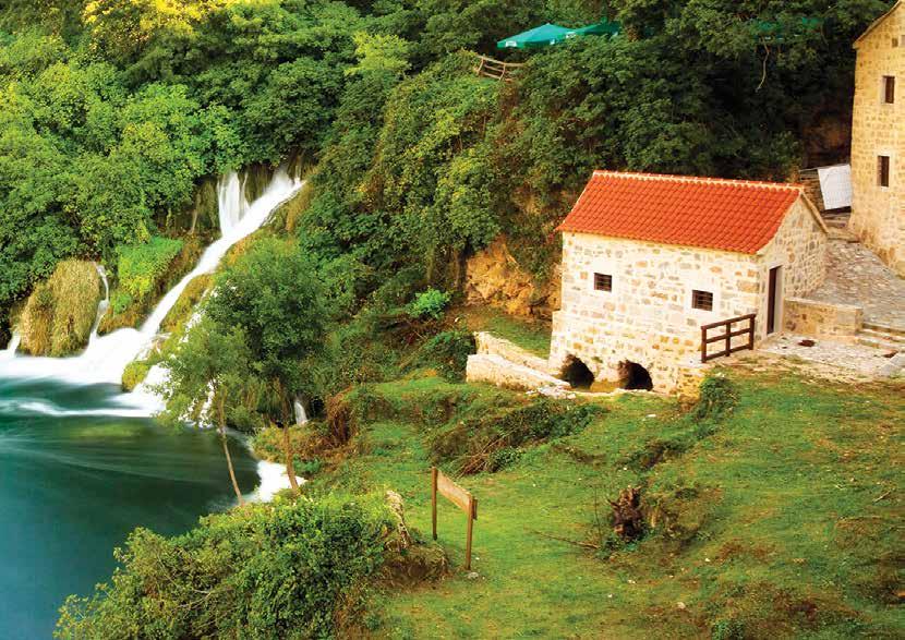 NATIONALPARKEN KRKA OCH VIDROVACA Vi beger oss till nationalparken Krka för att ta en promenad genom nationalparken och uppleva magnifika vattenfall och se den underbara, omgivande naturen på nära