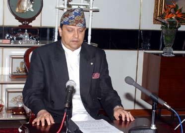 politiko NEPALO POLLANDO Komunistoj sen komuneco Centra demando Nepalo finfine fariĝis respubliko kun komunista registaro.