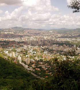 Verŝajne multaj kleraj kaj eruditaj homoj scias, ke la landnomo Venezuela devenas de Venezia (Venecio) kaj signifas eta Venecio.