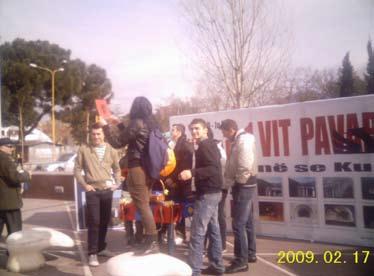 politiko KOSOVO Dependa sendependeco bardhyl selimi merkur La 17an de februaro 2009 festis albanoj en Kosovo por saluti la unuan datrevenon de la deklaro pri la fondiĝo de la nova ŝtato de Kosovo.