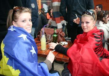 La 17an de februaro 2009 festis albanoj en Kosovo por saluti la unuan datrevenon de la deklaro pri la fondiĝo de la nova ŝtato de Kosovo.