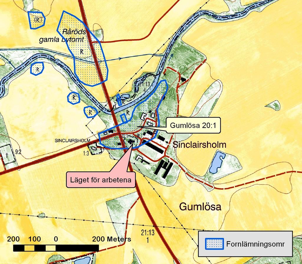 Gumlösa kyrka är belägen på en liten höjd inom en annars flack trakt. Jordarten utgörs av sand. Strax norr om Gumlösa by rinner Almaån.