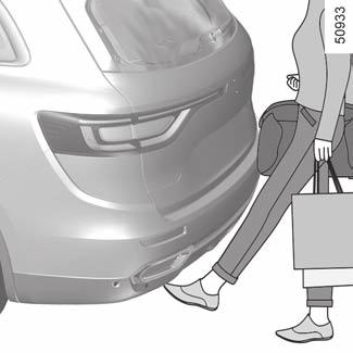 Ha RENAULT-kortet på dig och tändningen avslagen, rör foten framåt/bakåt i området under stötfångaren bak.