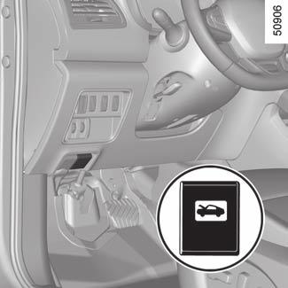 Den stöds av två hydraulcylindrar 3. 2 Undvik att trycka på motorhuven, det finns risk för att den stängs ofrivilligt.