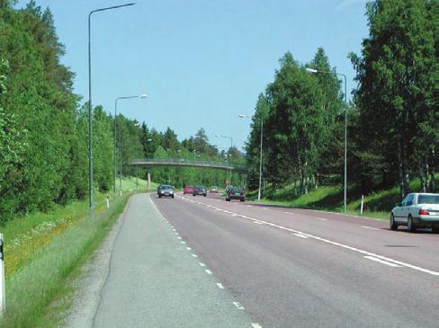 5 meter och har tre körfält; ett södergående och två norrgående.