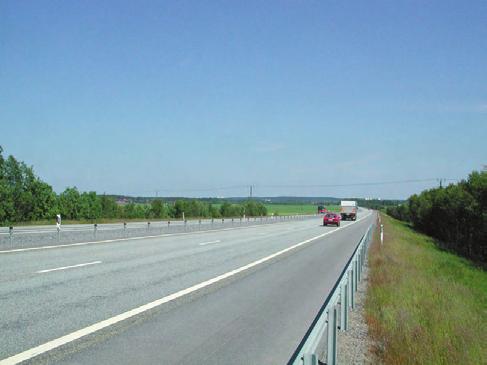 Bilden är tagen strax väster om korsningen med Kolbäcksvägen. E4:an norrut.