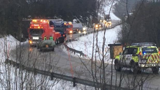 Dödskurvan på E6 vid Mo i Rana (1) Dödlig mötesolycka bil lastbil på E6 vid Bjørnbaervika.