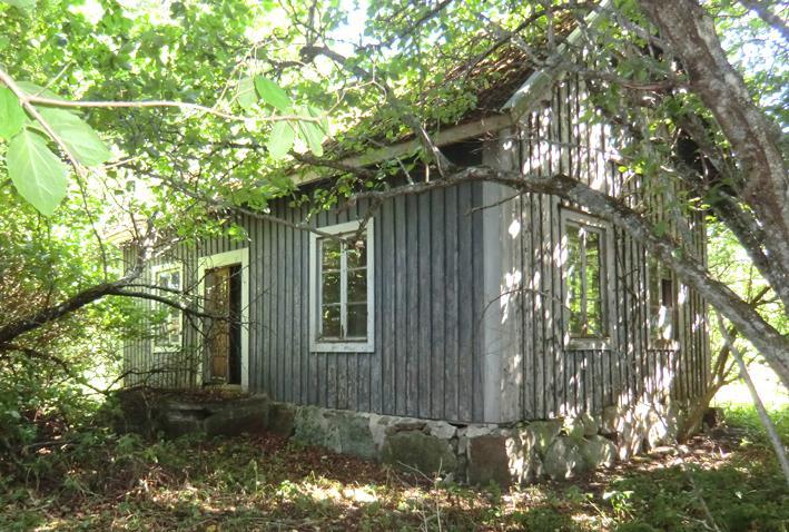 Huset är i stort behov av upprustning. Övriga byggnader Finns även garage och brygghus.