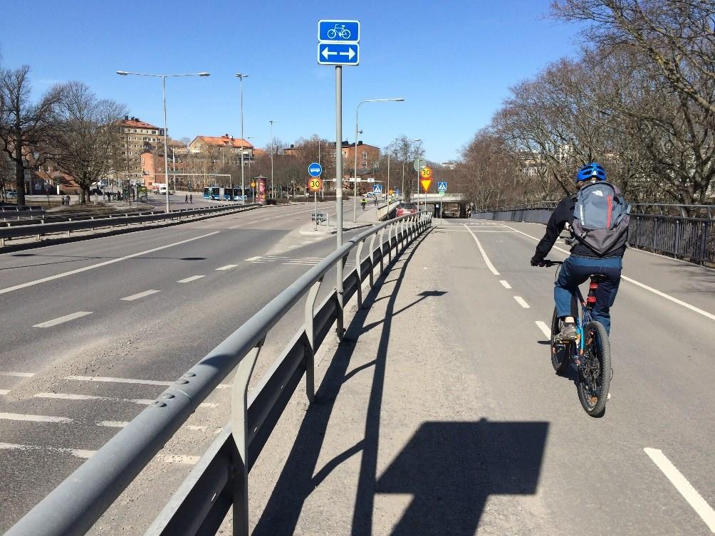 I höjd med Västerbroplan mot Gjörwellsgatan övergick den kombinerade gång- och cykelbanan till endast cykelbana och gående leddes