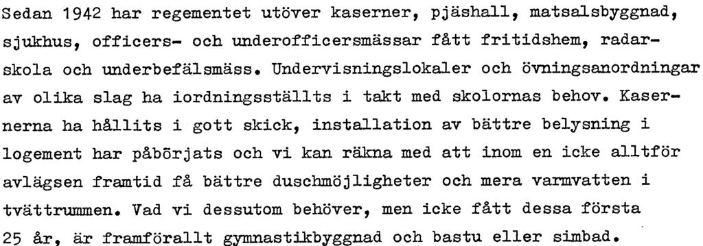 4- Sedan 1942 har regementet utöver kaserner, pjäshall, mat sal sbyggnad, sjukhus, officers- och underofficersmässar fått fritidshem, radarskola och underbefälsmäss.