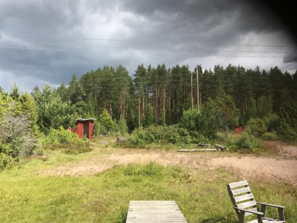Figur 4. Bilden visar komplementbyggnaden (Hällefors 9:1) som står mellan den befintliga ledningen och den parallella ledningen, norr om Silvergruvan.