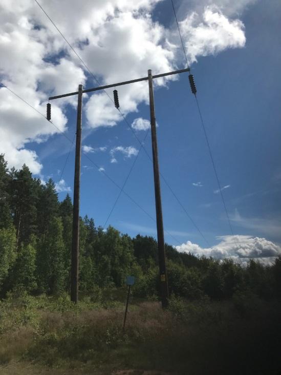 Vid motorbanan tillkommer ytterligare en parallell ledning som löper längs med Ellevios ledning ca,4 km och viker av söder ut vid slutstationen.