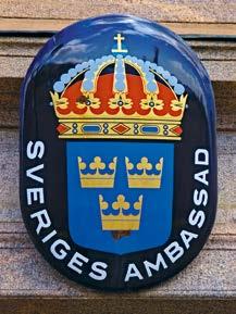 Uppehållstillstånd för anhöriga Om du vill bo tillsammans med en nära familjemedlem måste den personen ha uppehållstillstånd.