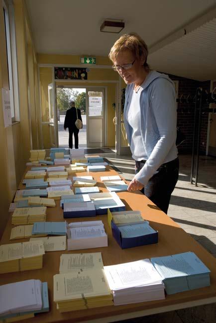 Val och valdeltagande Att många röstar i valen tyder på att många människor litar på politikerna och det demokratiska systemet.