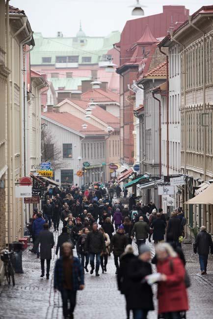 Befolkning Foto: Johnér Det bor drygt 10 miljoner personer i Sverige. Under de senaste årtiondena har Sveriges befolkning ökat. Det beror på ökad invandring och på att människor lever längre.