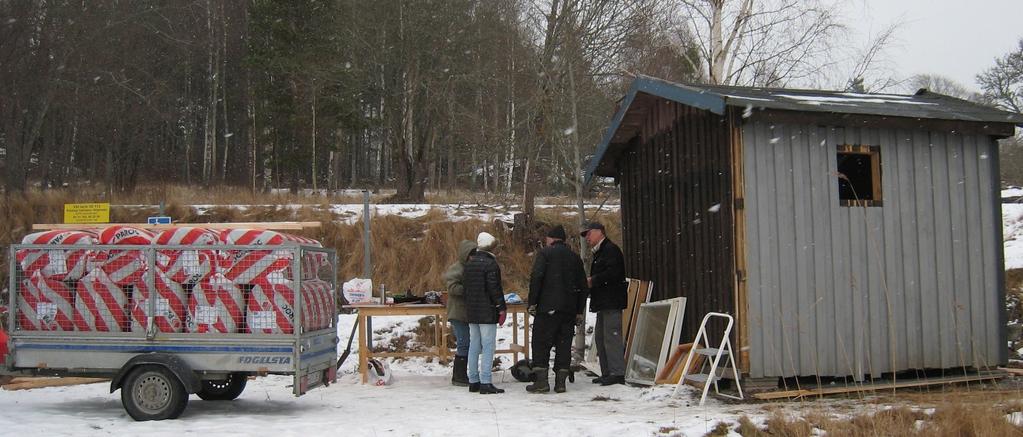 Bastu vid båthamnen Lördagen den 20 februari påbörjades arbetet med att bygga om den nya boden nere vid hamnen till en bastu.