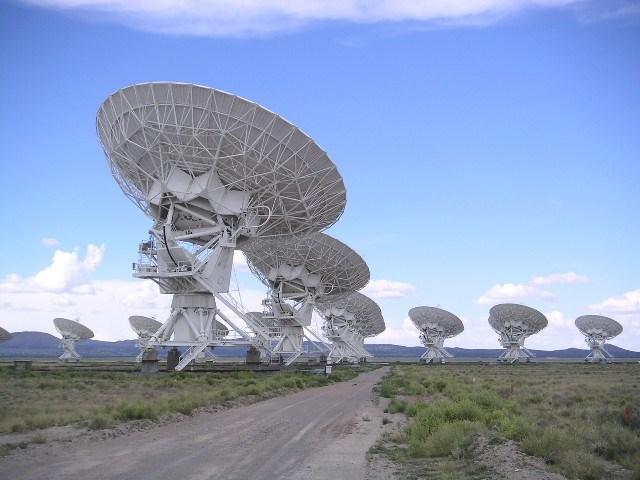 SETI med radioteleskop III Flera radioteleskop kan kopplas samman till för att ge överlägsen upplösningsförmåga ex.