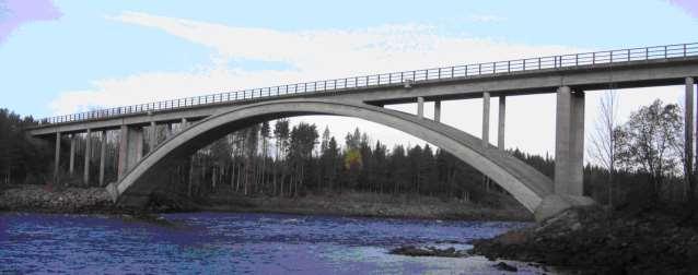 Boden och en tillståndsbedömning påbörjades därför av bron vid Långforsen, se Sabourova et al. (2016). 4 Figur 3.4 Järnvägsbron vid Långforsen över Kalix älv bygd 1960. Bågen har 87 m fri spännvidd.