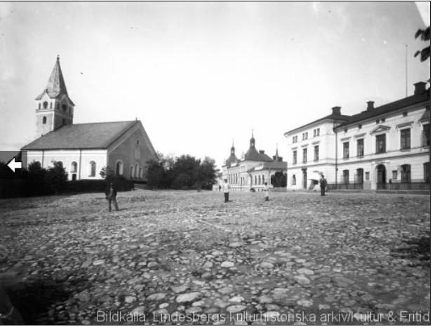 Lindesbergs kyrka Man tror att redan på 1200-talet fanns det en handelsplats vid Lindesjön och att det fanns en träkyrka på grusåsen vid sjön. Därav fick platsen namnet Lindesås.