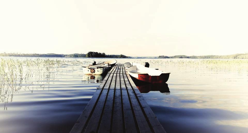 Välkommen Vallsnäs Camping är en lugn och naturskön familjecamping. Vi ligger vackert beläget på en udde ca två km från Unnaryd.