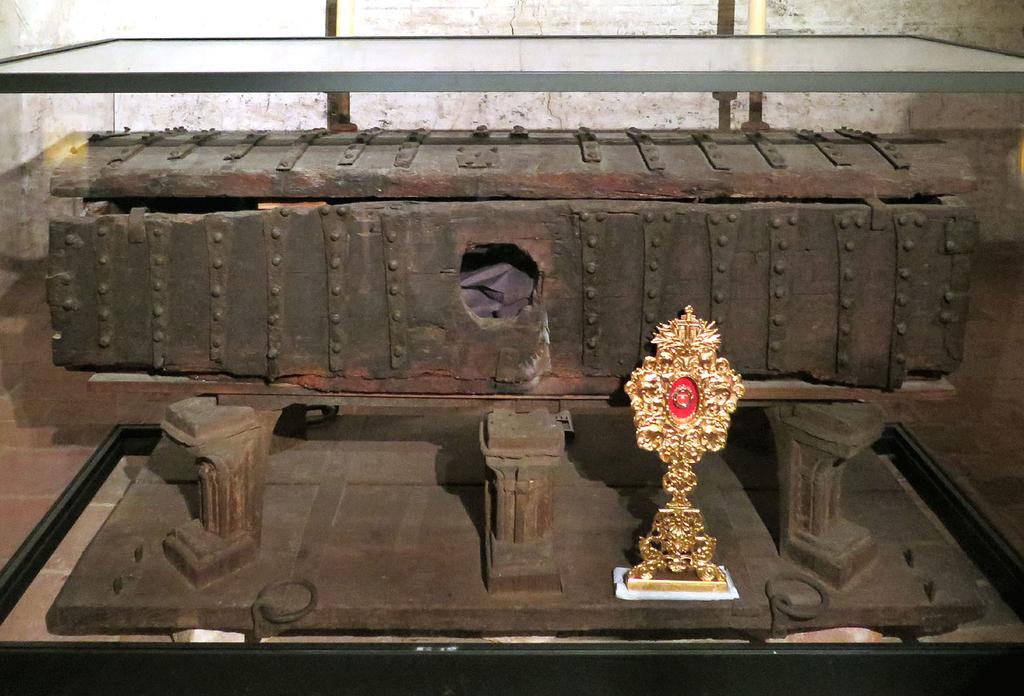 Den 4 juli 1374 bars Birgittas kvarlevor in i Vadstena i denna kista som nu finns på Sancta Birgitta