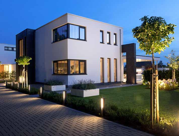 EVO DARK Är du på jakt efter ett riktigt blickfång för din trädgård? Då är EVO DARK rätt val. Den stående lampan har en mycket stram design och är tillverkad av mörkgrå anodiserad aluminium.