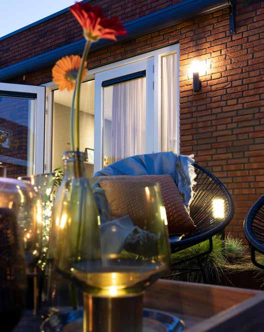 THE BOOK OF IN-LITE VÄGGLAMPOR LIV WALL Vägglampan LIV ger ett varmt vitt stämningsljus runtom. Armaturen passar speciellt bra bredvid entrédörren eller runt huset för att förbättra synligheten.